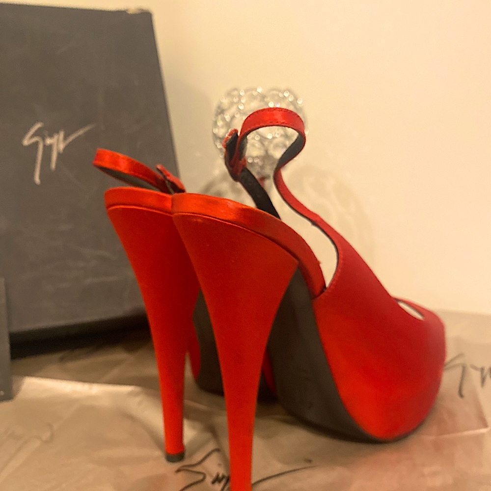 GIUSEPPE ZANOTTI RAZZO DOPPIATO RED PEEP-TOE PUMPS WU40